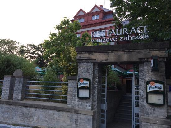 V Růžové zahradě