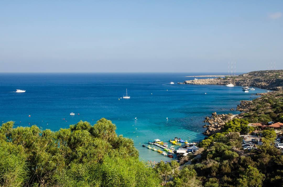 Pláž v zátoce Konnos